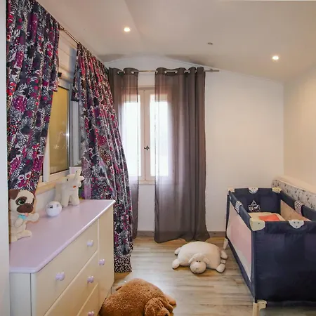 3 Bedroom Awesome In Feriehus Chabrillan